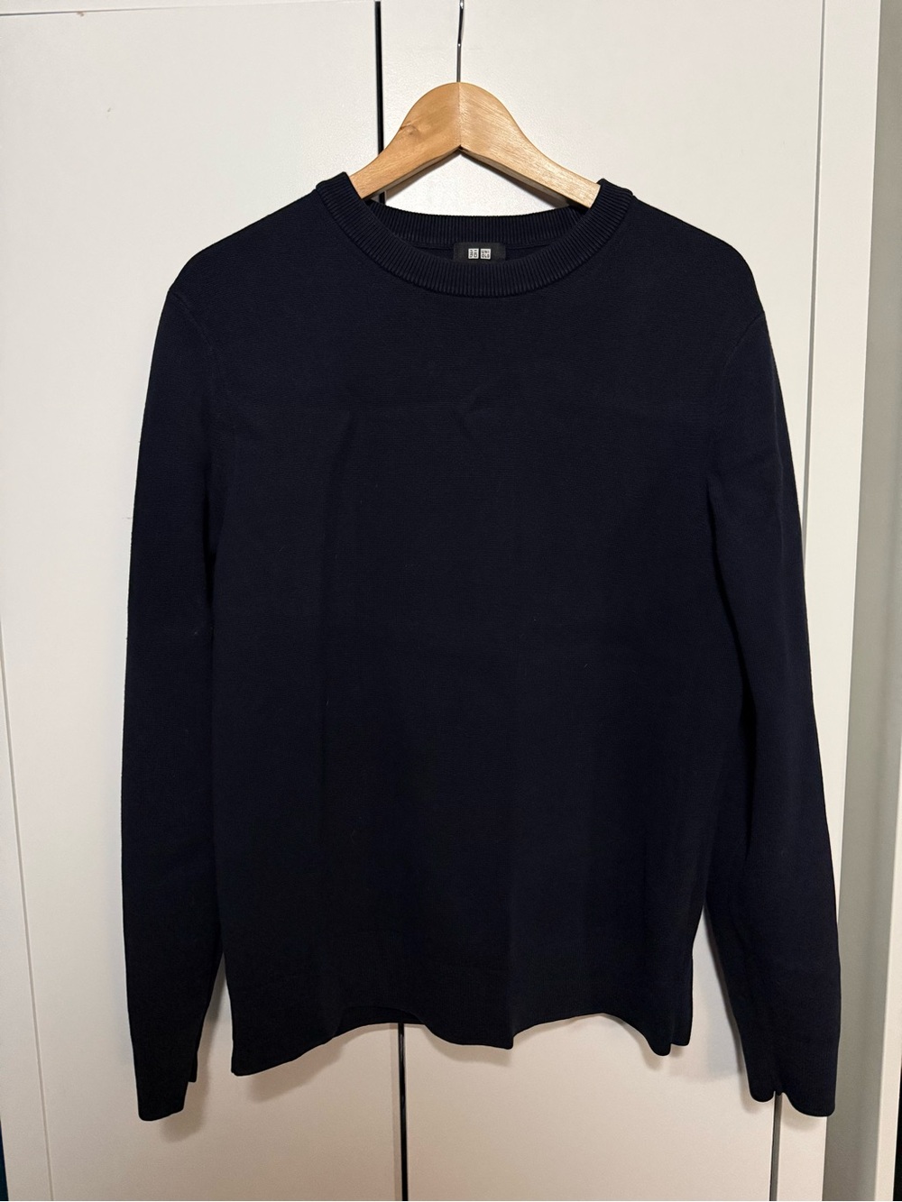 Uniqlo Men's Crewneck Sweater in Navy Blue